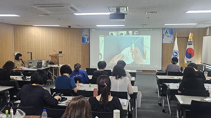 03p_4 종이문화 특강을 진행해주신 김선숙 한지조형예술분과 자문위원.jpg